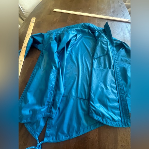 COLUMBIA WOMAN’s wind rain jacket breaker with hood. Long back to cover bottom - Picture 12 of 12